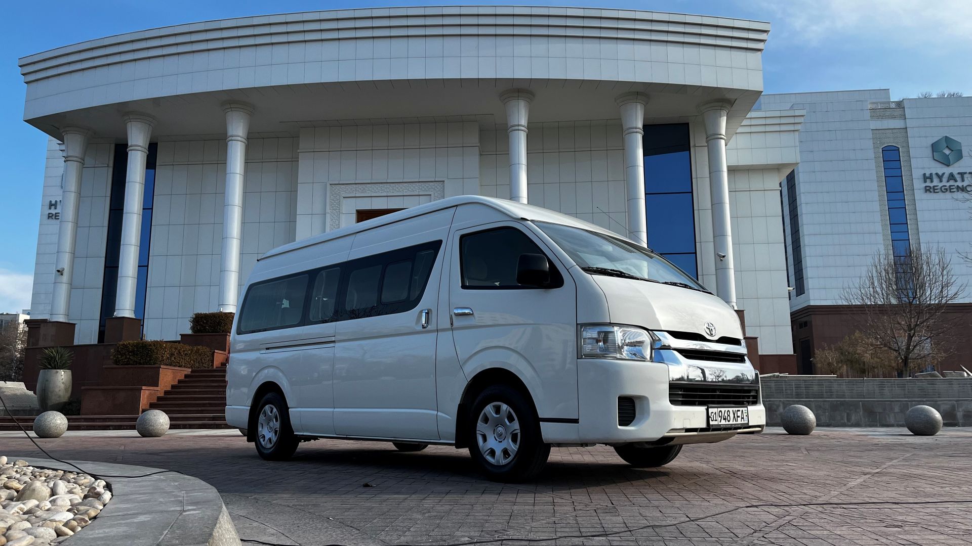 Микроавтобус TOYOTA Hiace